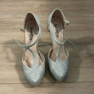 Size 5 silver bedazzled high heels. Perfect for going out,weddings, proms etc!